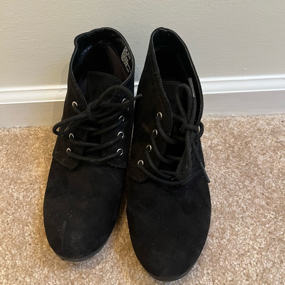 Black heeled booties - Picture 2 of 4